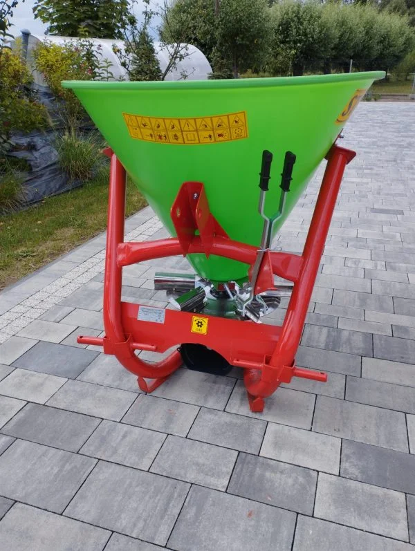 Zielony rozsiewacz lejek do nawozów tył Strumyk