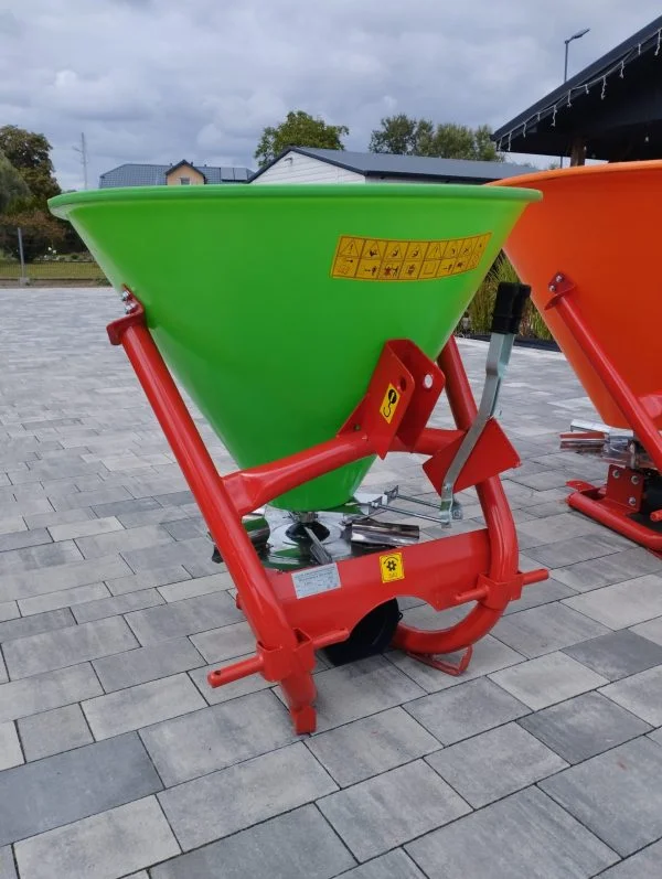 Zielony rozsiewacz lejek do nawozów Strumyk