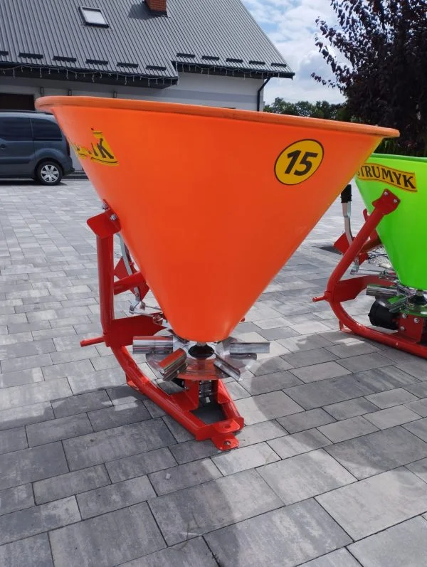 Rozsiewacz lejek pomarańczowy do nawozów Strumyk
