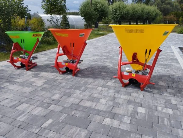 Rozsiewacz lejek do nawozów tył Strumyk