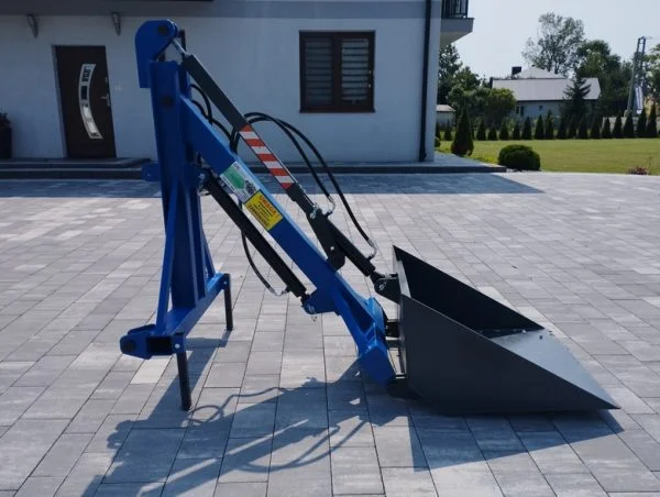 ładowacz hydrauliczny z łyżką na tył ciągnika agrol maszyny rolnicze