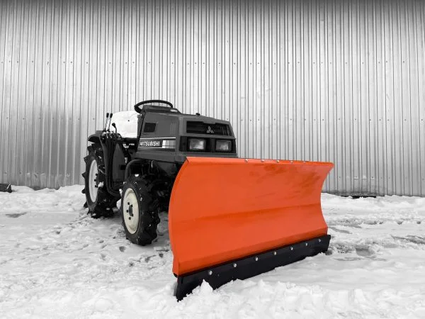 Pług czołowy do odśnieżania PS na płytę czołową z boku