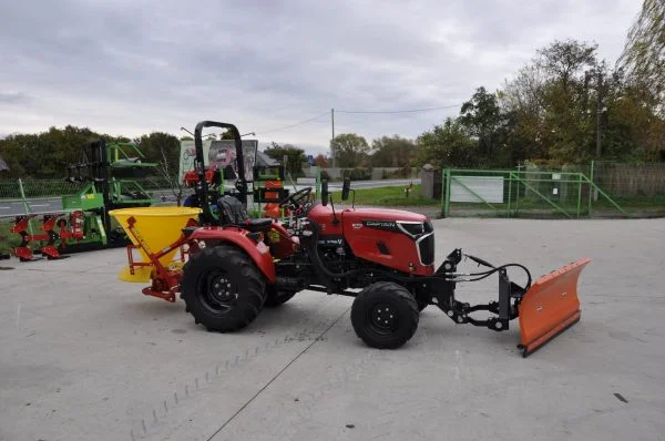 Czerwony pług do śniegu z mocowaniem hydraulicznym na TUZ