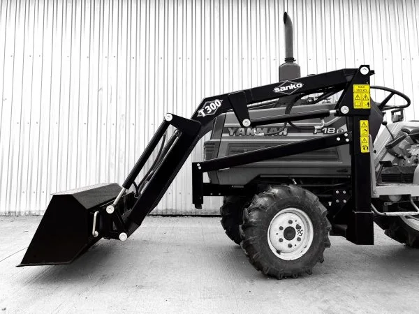 T300 czarny ładowacz do małego ciągnika sanko