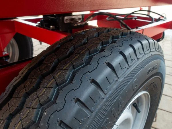 Przyczepa rolnicza jednoosiowa R-235 1,5 t - widok na oponę