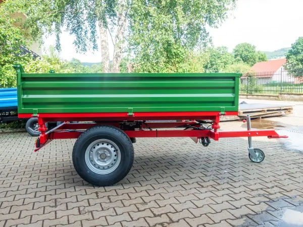 Przyczepa rolnicza jednoosiowa R-235 1,5 t - widok na bok przyczepy