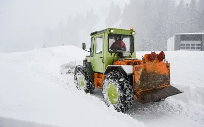 Pługi śnieżne do ciągników – czy warto inwestować w sprzęt do zimowego utrzymania terenu?