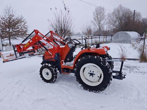 traktorek ogrodniczy kubota z pługiem do śniegu i z tur agrolsklep