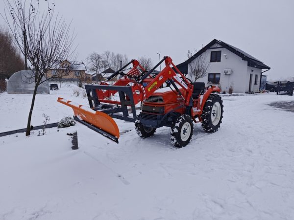 traktorek ogrodniczy kubota z pługiem do śniegu i z tur