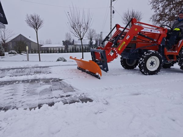 traktorek ogrodniczy z pługiem do śniegu i z tur agrolsklep