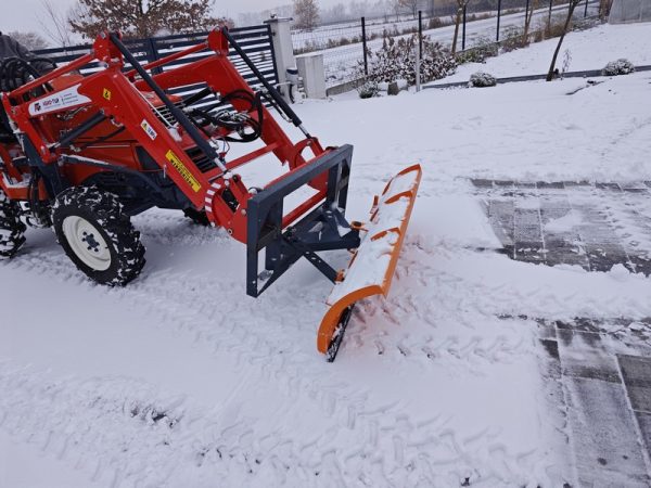 traktorek ogrodniczy z pługiem do śniegu i z tur