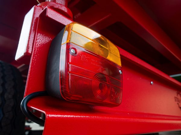 Przyczepa rolnicza jednoosiowa R-235 1,5 t - widok na światła